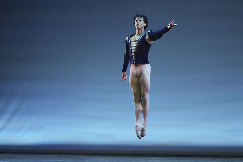 El reconocido bailarín mexicano Isaac Hernández, del American Ballet Theatre, ensaya para la próxima gala de danza Despertares en el Auditorio Nacional de la Ciudad de México, el viernes 29 de agosto de 2025. (Foto AP/Eduardo Verdugo)