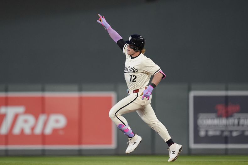 Harrison Bader (12), de los Mellizos de Minnesota, corre las bases después de batear un jonrón de dos carreras durante la séptima entrada del juego de béisbol de las Grandes Ligas contra los Orioles de Baltimore, el miércoles 7 de mayo de 2025, en Minneapolis. (AP Foto/Abbie Parr)