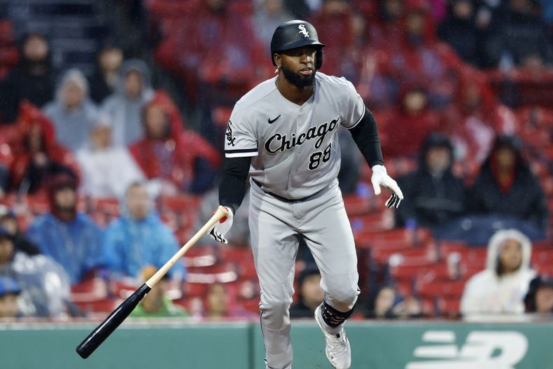 El cubano Luis Robert Jr., de los Medias Blancas de Chicago, corre tras conectar un jonrón en la novena entrada del duelo ante los Medias Rojas de Boston, el sábado 23 de septiembre de 2023 (AP Foto/Michael Dwyer)