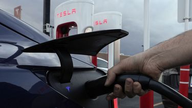 altos precios y la escasez de estaciones de recarga: estadounidenses escepticos sobre los vehiculos electricos