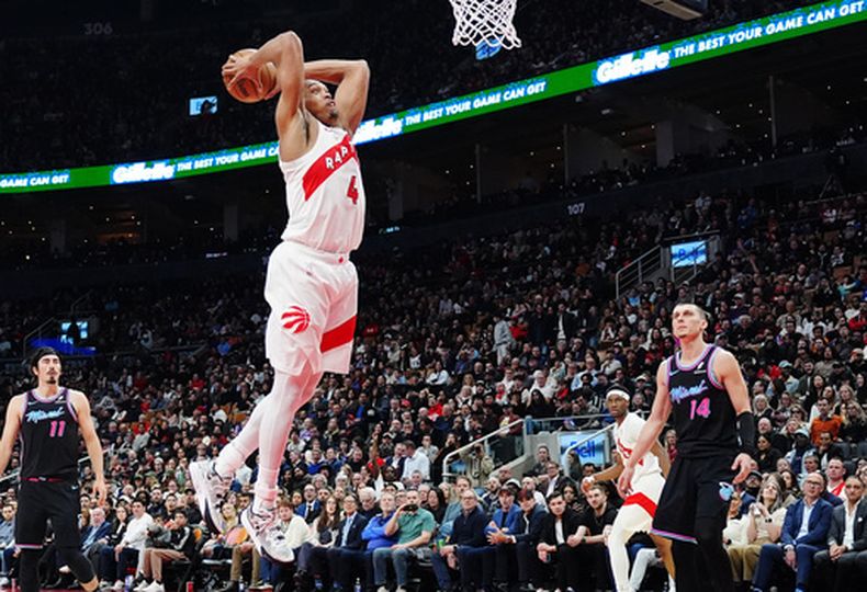Scottie Barnes de los Raptors de Toronto salta para clavar el balón frente al Heat de Miami el martes 7 de abril del 2026. (Frank Gunn/The Canadian Press via AP)