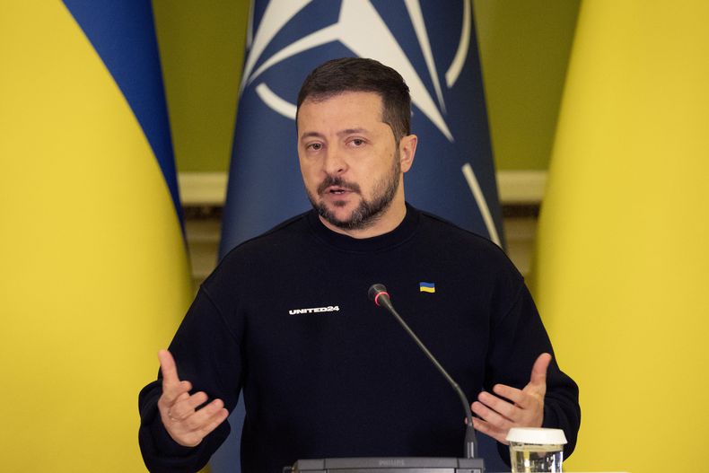 En esta imagen de archivo, el presidente de Ucrania, Volodymyr Zelenskyy, habla durante una conferencia de prensa con el secretario general de la OTAN, Jens Stoltenberg (no fotografiado), en Kiev, Ucrania, el 20 de abril de 2023. (AP Foto/Efrem Lukatsky, archivo)