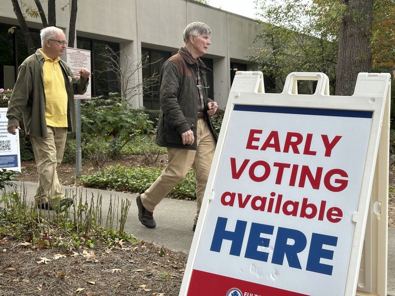 Unas personas salen después de votar en un centro de votación en Sandy Springs, Georgia, el 15 de octubre de 2024. (Foto AP/Jeff Amy)