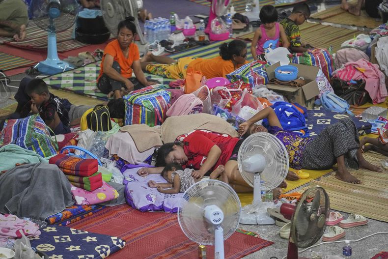 Residentes tailandeses que huyeron de sus hogares tras los choques entre soldados tailandeses y camboyanos, descansan en un centro de evacuación en la provincia de Surin, en Tailandia, el 30 de julio de 2025. (AP Foto/Sakchai Lalit)