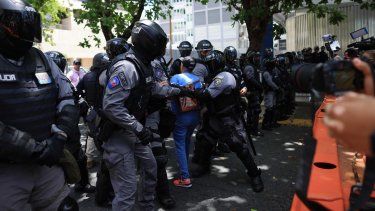 arrestan a tres manifestantes en hato rey durante la marcha del dia internacional de los trabajadores