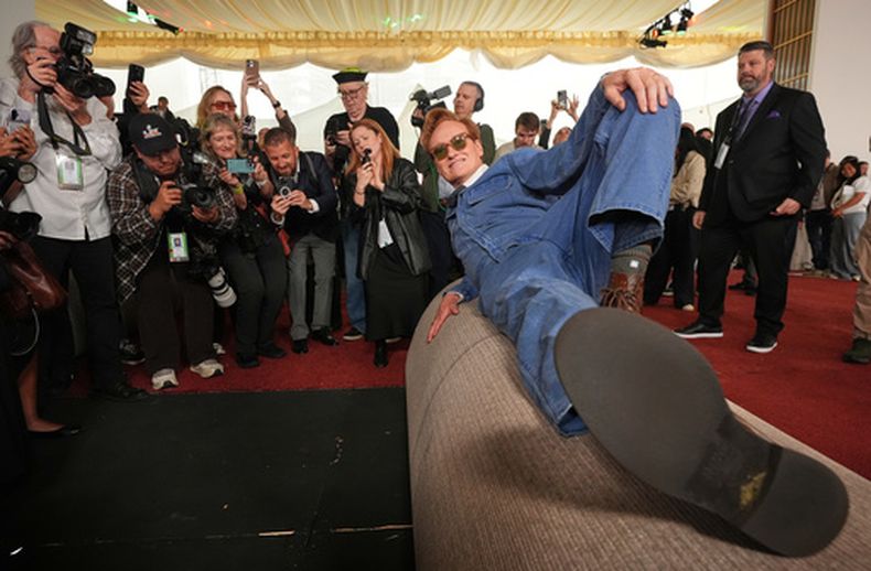 El presentador de los Premios de la Academia, Conan OBrien, posa sobre un rollo de alfombra roja durante el despliegue anual de la alfombra roja de los Oscar el miércoles 11 de marzo de 2026 en el Dolby Theatre de Los Ángeles. (Foto AP/Chris Pizzello)