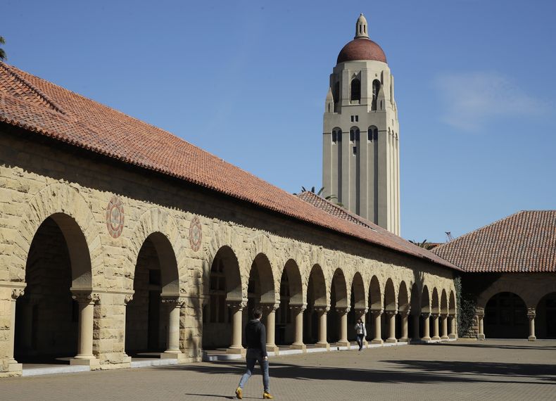 ARCHIVO - Vista del campus de la Universidad de Stanford en Stanford, California, 14 de marzo de 2019. Mensajes anónimos de tono racista, sexista y abusivo aparecen desde hace años en un sitio web de empleos para economistas. Muchos se originaron en universidades como Harvard, Stanford y la Universidad de Chicago, según los resultados de una investigacion difundidos el 20 de julio de 2023. (AP Foto/Ben Margot, File)