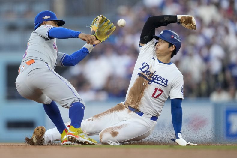 Shohei Ohtani, de los Dodgers de Los Ángeles, es atrapado robando por el campocorto de los Mets de Nueva York, Francisco Lindor, durante la segunda entrada en el Juego 1 de una Serie de Campeonato de la Liga Nacional de béisbol, el domingo 13 de octubre de 2024, en Los Ángeles. (AP Foto/Ashley Landis)