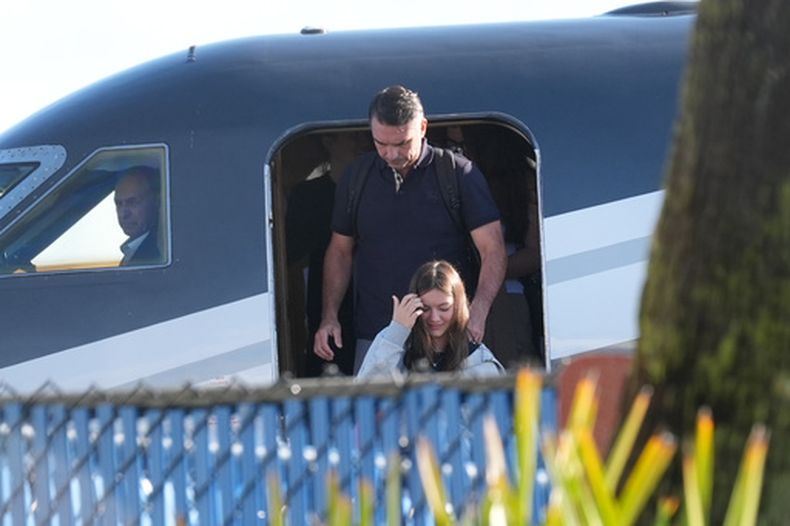 Flávio Bolsonaro a su llegada al aeropuerto privado Miami Opa-Locka el 28 de octubre de 2026, en Opa-locka, Florida. (AP Foto/Marta Lavandier)