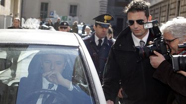 americateve | El alcalde de Florencia y l&iacute;der del Partido Democr&aacute;tico de centro izquierda, Matteo Renzi, se retira en su veh&iacute;culo entre una nube de reporteros al t&eacute;rmino de su reuni&oacute;n con el primer ministro Enrico Letta en el Palacio