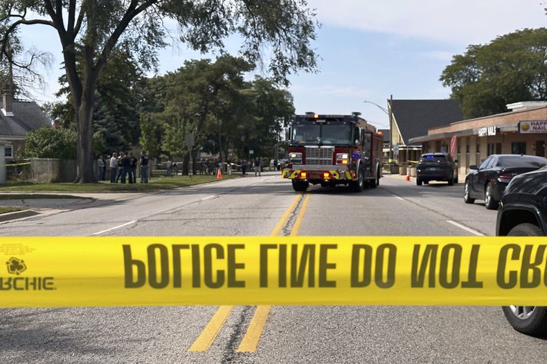 Agentes del orden público acuden al sitio donde un agente del Servicio de Inmigración y Control de Aduanas de Estados Unidos (ICE, por sus siglas en inglés) disparó y mató a un sospechoso después de que éste tratara de embestir con su auto a los agentes que lo arrestaban, el viernes 12 de septiembre de 2025, en Franklin Park, Illinois. (AP Foto/Laura Bargfeld)