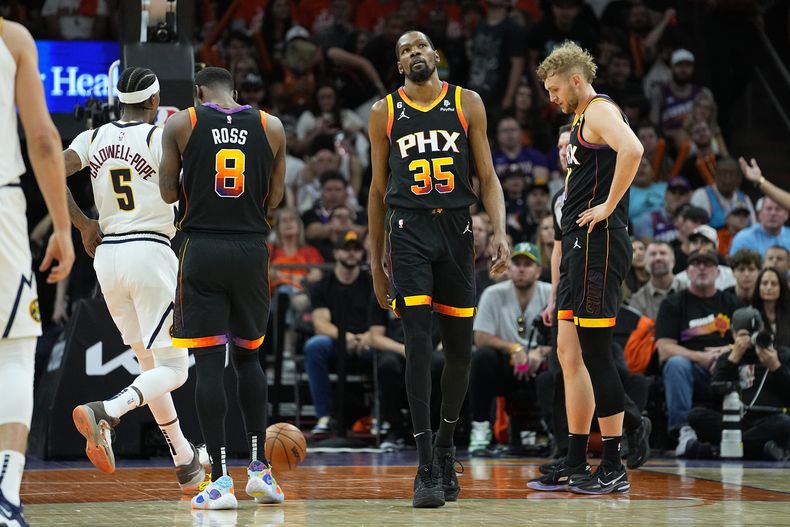 En foto del jueves 11 de mayo del 2023, el alero de los Suns de Phoenix Kevin Durant reacciona ene l juego 6 de las semifinales de la Conferencia Oeste ante los Nuggets de Denver. (AP Foto/Matt York)