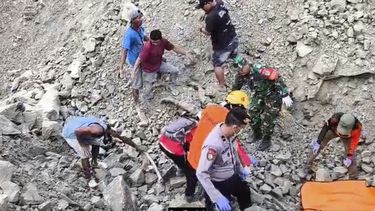En esta fotografía difundida por la Agencia Nacional de Búsqueda y Rescate de Indonesia (BASARNAS), socorristas buscan a víctimas en el sitio donde hubo un derrumbe en una cantera, el viernes 30 de mayo de 2025, en el distrito de Cirebon, provincia de Java Occidental, Indonesia. (BASARNAS vía AP)