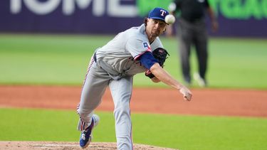 El lanzador de los Rangers de Texas, Jacob deGrom, lanza durante la segunda entrada de un partido de béisbol contra los Guardianes de Cleveland, en Cleveland, el martes 30 de junio de 2026. (Foto AP/Sue Ogrocki)