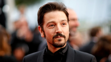 diego luna sera presentador en los emmy 2022 junto a selena gomez y jimmy kimmel