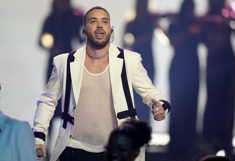 ARCHIVO - Prince Royce durante su presentación en los Premios Latin AMAs el jueves 20 de abril de 2023, en la Arena MGM Grand Garden en Las Vegas. Prince Royce lanzó su álbum Llamada perdida el 16 de febrero de 2024. (Foto AP/John Locher, archivo)