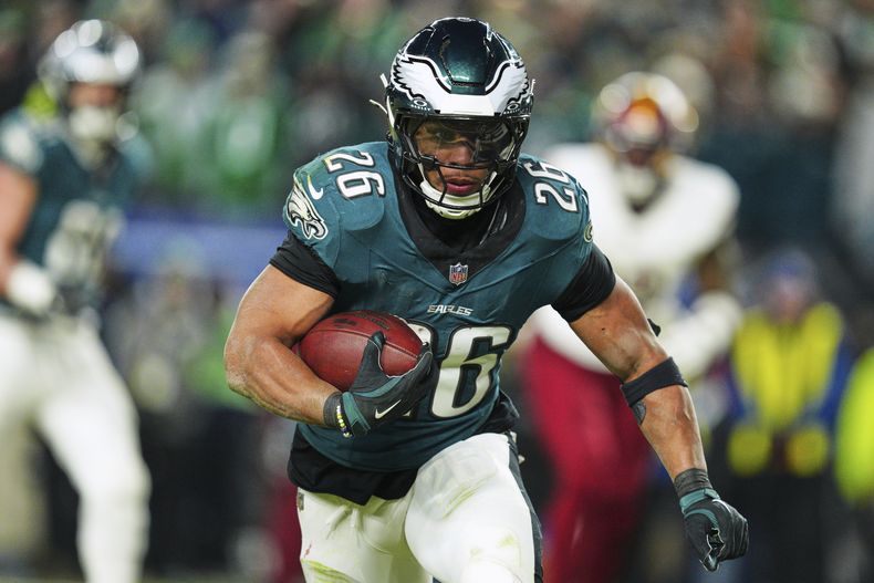ARCHIVO - Foto del corredor de los Eagles de Filadelfia Sauqon Barkley corriendo para touchdown en le encuentro de Campeonato de la NFC ante los Commanders de Washington el 26 de enero del 2025. (AP Foto/Derik Hamilton, Archivo)