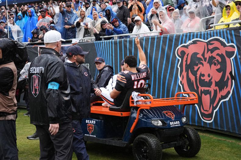 El quarterback Caleb Williams (18) de los Bears de Chicago al salir del campo por una lesión en el partido contra los Vikings de Minnesota, el domingo 20 de septiembre de 2026, en Chicago. (AP Foto/Nam Y. Huh)