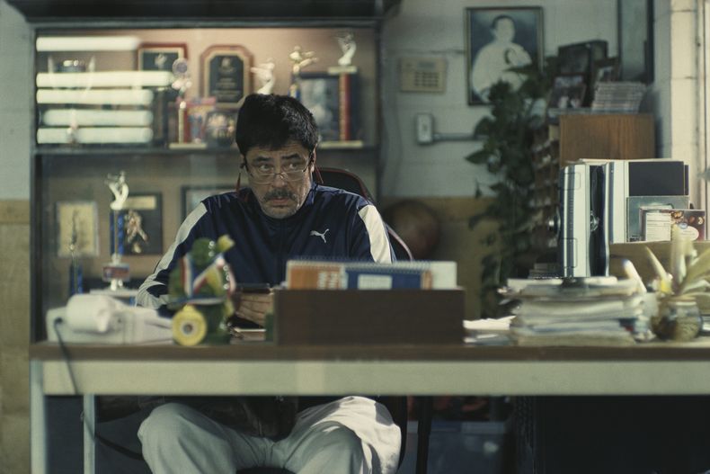 Esta imagen publicada por Warner Bros. Pictures muestra a Benicio Del Toro en una escena de One Battle After Another. (Warner Bros. Pictures via AP)