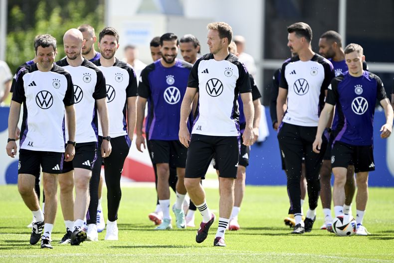 El técnico de Alemania Julian Nagelsmann (primer plano) y el resto de la selección durante un entrenamiento, el jueves 13 de junio de 2024, en Herzogenaurach, previo al debut en la Eurocopa. (Federico Gambarini/dpa vía AP)