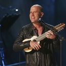 ARCHIVO - El cantautor peruano Gian Marco toca en el concierto de los Premios Gershwin de la Biblioteca del Congreso estadounidense en Washington el 13 de marzo del 2019. Gian Marco tiene como invitados a Rubén Blades y Silvio Rodríguez en su álbum “Aún me sigo encontrando”. (Foto por Brent N. Clarke/Invision/AP, archivo)