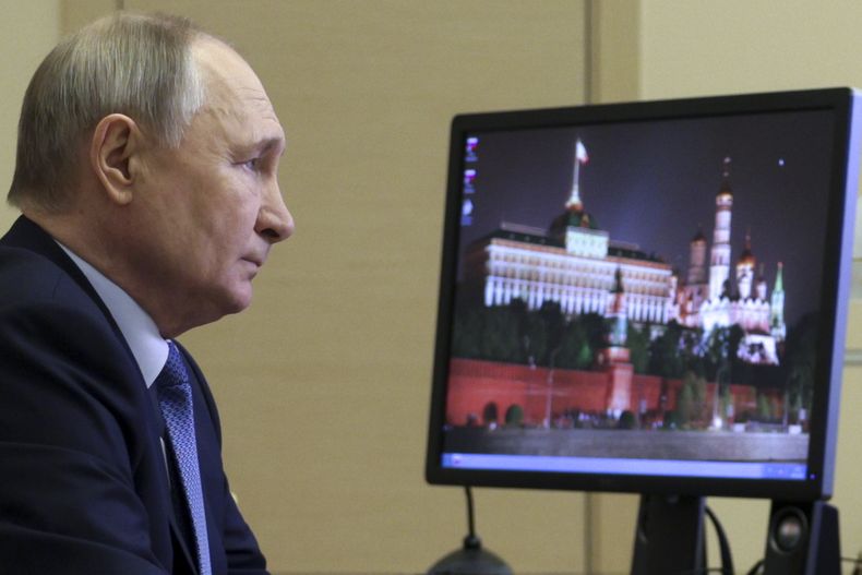 El presidente de Rusia, Vladímir Putin, participa en una reunión por videoconferencia con miembros del Consejo de Seguridad, en la residencia estatal de Novo-Ogaryovo, a las afueras de Moscú, Rusia, el 20 de enero de 2025. (Gavriil Grigorov, Sputnik, Kremlin Pool Foto vía AP)