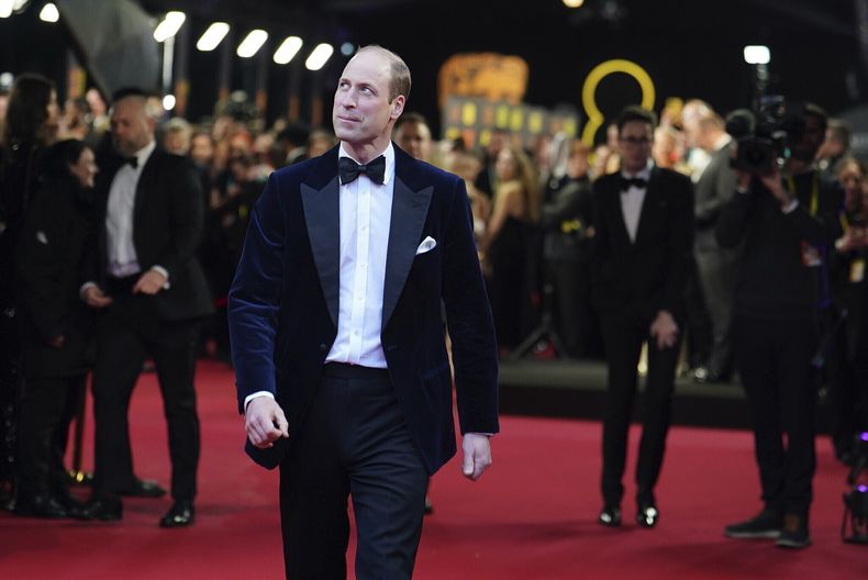 El príncipe Guillermo de Gran Bretaña, presidente de los BAFTA, llega a la 77a entrega de los Premios de la Academia Británica de Cine (BAFTA) en Londres el domingo 18 de febrero de 2024. (Jordan Pettitt/Pool vía AP)