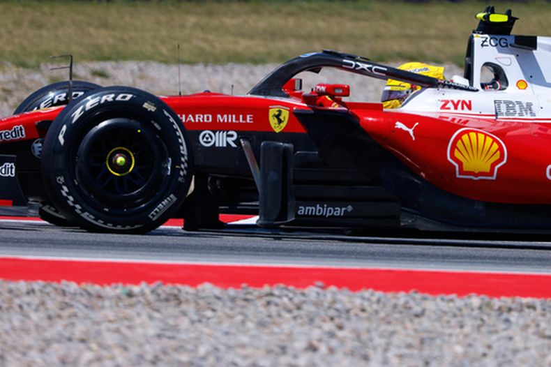 El británico Lewis Hamilton, de Ferrari, conduce su auto en el Gran Premio de Barcelona-Cataluyna el domingo 14 de junio del 2026. (AP Foto/Joan Monfort)