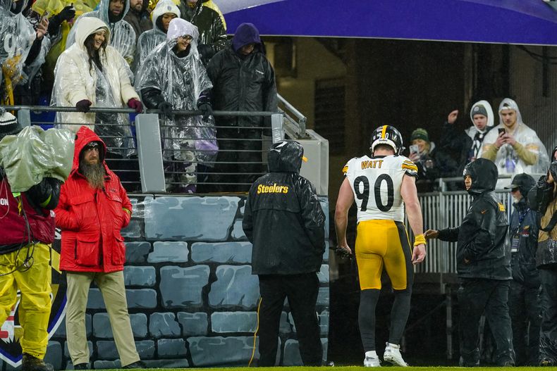 T.J. Watt se marcha a los vestuarios tras lesionarse en el partido del sábado 6 de enero de 2024, entre los Steelers de Pittsburgh y los Ravens de Baltimore (AP Foto/Matt Rourke)