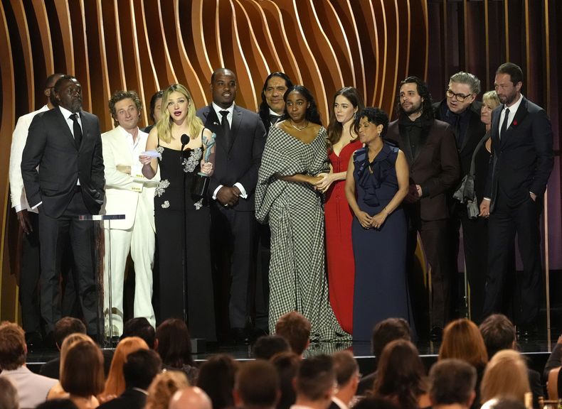 El elenco de The Bear recibe el premio a mejor elenco de comedia en la 30a entrega anual de los Premios SAG del Sindicato de Actores de la Pantalla el sábado 24 de febrero de 2024 en el Shrine Auditorium en Los Ángeles. (Foto AP/Chris Pizzello)