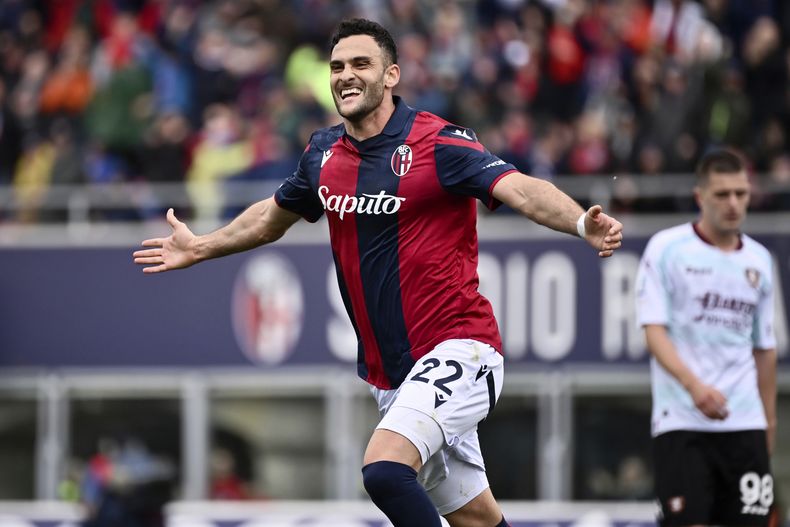 Charalampos Lykogiannis celebra tras marcar el tercer gol de Bologna en el partido contra Salernitana en la Serie A, el lunes 1 de abril de 2024. (Massimo Paolone/LaPresse vía AP)