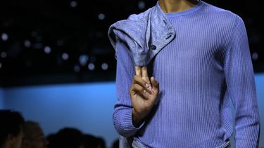 Un modelo luce una creación como parte de la colección para caballeros de Giorgio Armani Primavera-Verano 2026, que se presentó en Milán, Italia, el lunes 23 de junio de 2025. (Foto AP/Luca Bruno)