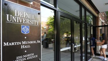 Estudiantes entran al edificio de dormitorios de la Universidad DePaul, en Chicago, el miércoles 28 de agosto de 2024. (AP Foto/Nam Y. Huh)