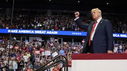 El candidato presidencial republicano Donald Trump saluda a los espectadores después de dar un discurso en un acto de campaña el sábado 20 de julio de 2024, en Grand Rapids, Michigan. (AP Foto/Evan Vucci)