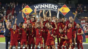 Los jugadores de España tras derrotar a Croacia en una tanda de penales en la final de la Liga de Naciones, el domingo 18 de junio de 2023, en Róterdam, Holanda. (AP Foto/Martin Meissner)