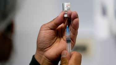 Un trabajador de salud prepara una vacuna Pfizer contra el COVID-19 en La Paz, Bolivia, el 7 de enero del 2025. (AP foto/Juan Karita)