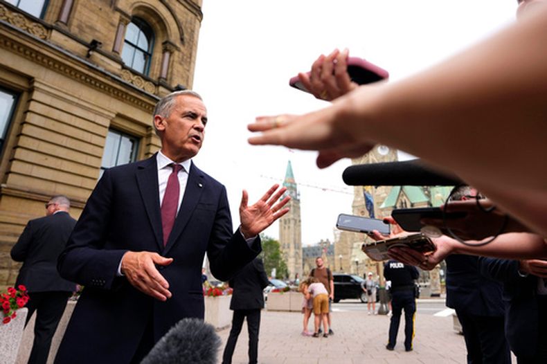 El primer ministro de Canadá, Mark Carney, responde a preguntas de periodistas frente a la Oficina del Primer Ministro y del Consejo Privado en Ottawa, el martes 21 de julio de 2026. (Justin Tang/The Canadian Press vía AP)