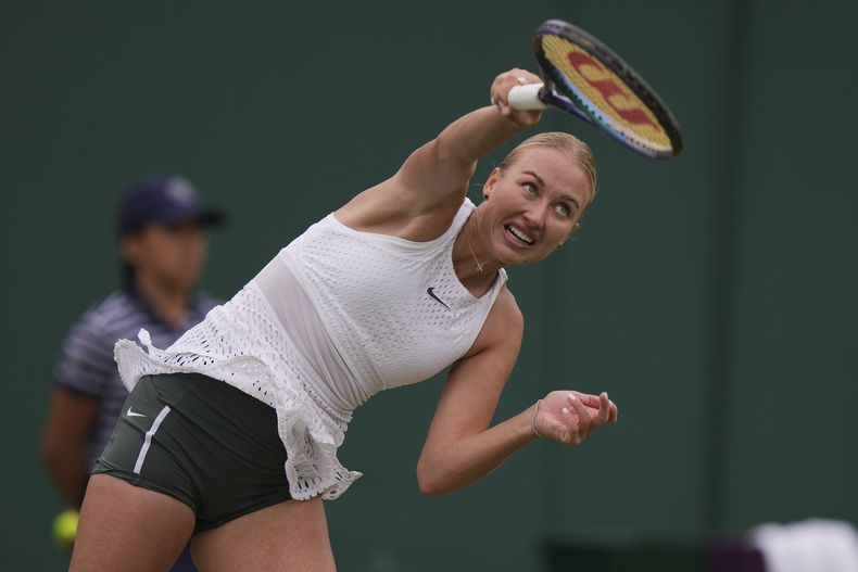 Anastasia Potapova, de Rusia, saca frente a Mirra Andreeva durante el partido de individuales de la rama femenina, en el día 7 de actividad del torneo de tenis de Wimbledon, en Londres, el domingo 9 de julio de 2023. (AP Foto/Alberto Pezzali)
