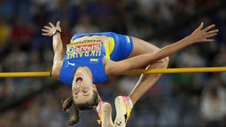 ARCHIVO - Yaroslava Mahuchikh, de Ucrania, intenta un salto de altura en la final del Campeonato Europeo de Atletismo en Roma, el 9 de junio de 2024 (AP Foto/Andrew Medichini, archivo)