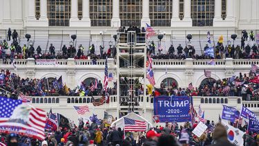 ARCHIVO - Insurrectos leales al presidente Donald Trump irrumpen en el Capitolio en Washington, el 6 de enero de 2021. (AP Foto/John Minchillo, Archivo)