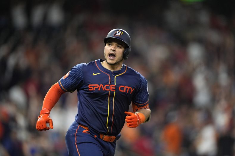 Yainer Díaz, de los Astros de Houston, celebra después de batear cuadrangular de dos carreras en contra de los Cardenales de San Luis durante la octava entrada del juego de béisbol el lunes 3 de junio de 2024, en Houston. (AP Foto/David J. Phillip)