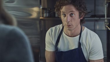 Esta imagen proporcionada por FX muestra a Jeremy Allen White en una escena de The Bear. (FX vía AP)