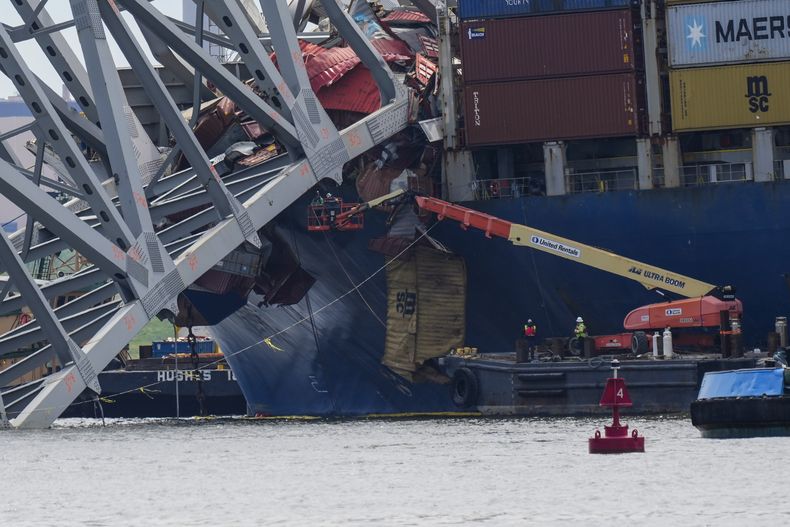 Trabajadores sacan los restos del colapsado Puente Francis Scott Key en Baltimore, Maryland, el 25 de abril de 2024. (Foto AP/Matt Rourke)