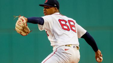 El pitcher de los Medias Rojas de Boston Brayan Bello lanza en la primera entrada del segundo encuentro de la doble cartelera ante los Cachorros de Chicago el domingo 25 de septiembre del 2026. (AP Foto/Greg M. Cooper)