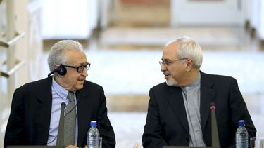 americateve | El canciller iran&iacute; Mohamad Javad Zarif, derecha, conversa con el enviado de las Naciones Unidas y la Liga Arabe en Siria, Lakhdar Brahimi, en una conferencia de prensa conjunta en Teher&aacute;n, Ir&aacute;n, el s&aacute;bado 26 de octubre del 2013