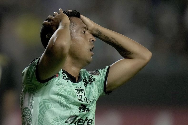 Elías Hernández, del León de México, se lamenta tras desperdiciar una oportunidad de gol ante Los Angeles FC, en la ida de la final de la Liga de Campeones de la CONCACAF, el miércoles 31 de mayo de 2023 (AP Foto/Eduardo Verdugo)