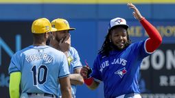 Vladimir Guererro Jr. de los Azulejos de Toronto comparte un momento con Amed Rosario y José Siri de los Rays de Tampa Bay durante los entrenamientos de primavera el miércoles 28 de febrero del 2024. (Frank Gunn/The Canadian Press via AP)
