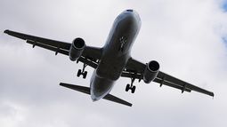 Una aeronave se aproxima al Aeropuerto Internacional de Filadelfia, el jueves 6 de noviembre de 2025. (AP Foto/Matt Rourke)