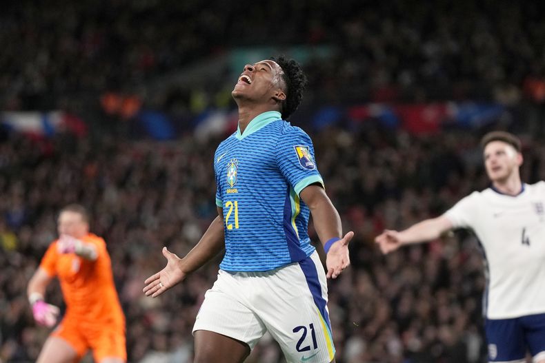 Endrick celebra tras marcar el gol de Brasil en la victoria 1-0 ante Inglaterra en un partido amistoso en el estadio Wembley, el sábado 23 de marzo de 2024. (AP Foto/Alastair Grant)