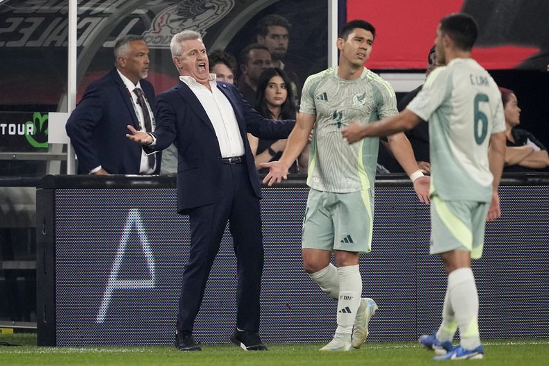 El técnico de México Javier Aguirre (izquierda), Jesús Angulo (4) y Erik Lira (6) durante el partido amistoso contra Canadá, el martes 10 de septiembre de 2024, en Arlington, Texas. (AP Foto/Tony Gutiérrez)